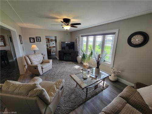70624 London Road, South Huron, ON - Indoor Photo Showing Living Room