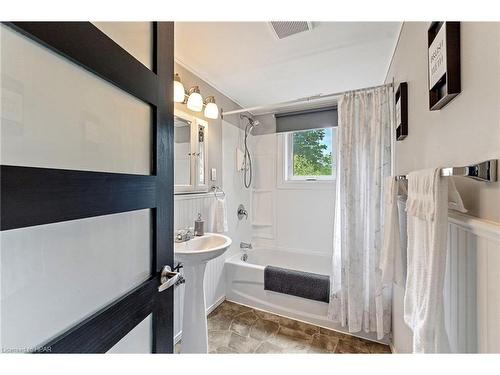 33 Keith Crescent, Bayfield, ON - Indoor Photo Showing Bathroom