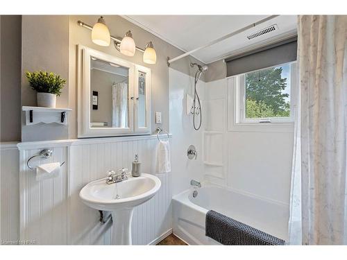 33 Keith Crescent, Bayfield, ON - Indoor Photo Showing Bathroom