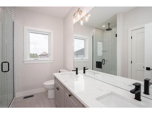 15 Kastner Street, Stratford, ON - Indoor Photo Showing Bathroom