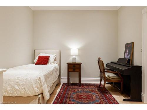 203-72 Ontario Street, Stratford, ON - Indoor Photo Showing Bedroom