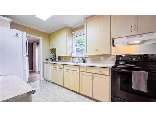 86 Blake Street E, Goderich, ON - Indoor Photo Showing Kitchen With Double Sink