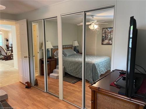 17 Sioux Lane, Meneset, ON - Indoor Photo Showing Bedroom