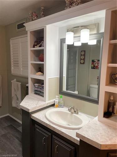 17 Sioux Lane, Meneset, ON - Indoor Photo Showing Bathroom