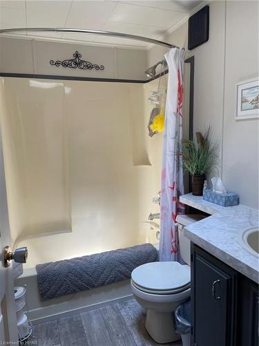 17 Sioux Lane, Meneset, ON - Indoor Photo Showing Bathroom