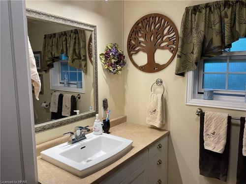 54 Cherokee Lane, Meneset, ON - Indoor Photo Showing Bathroom