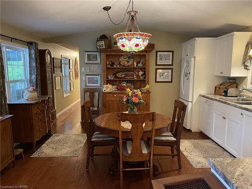 54 Cherokee Lane, Meneset, ON - Indoor Photo Showing Dining Room
