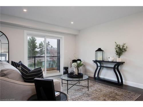 24-3202 Vivian Line, Stratford, ON - Indoor Photo Showing Living Room