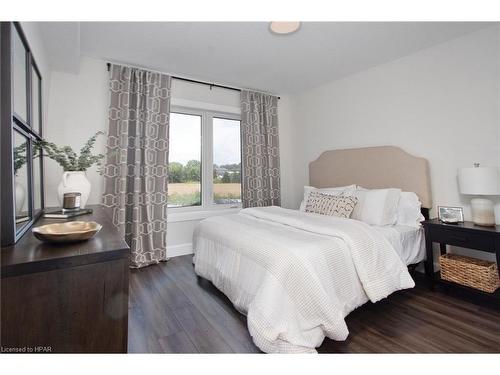 24-3202 Vivian Line, Stratford, ON - Indoor Photo Showing Bedroom