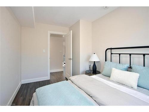 30-3202 Vivian Line, Stratford, ON - Indoor Photo Showing Bedroom