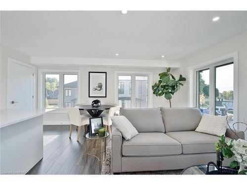 30-3202 Vivian Line, Stratford, ON - Indoor Photo Showing Living Room