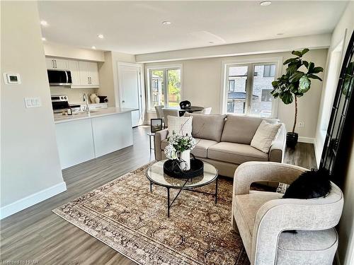 35-3202 Vivian Line, Stratford, ON - Indoor Photo Showing Living Room