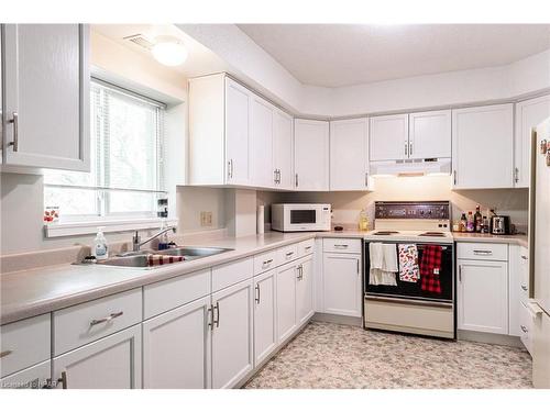 4-84 Church Street, Stratford, ON - Indoor Photo Showing Kitchen With Double Sink