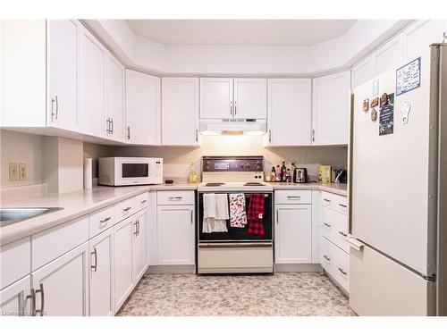 4-84 Church Street, Stratford, ON - Indoor Photo Showing Kitchen