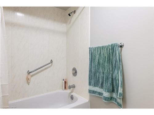 4-84 Church Street, Stratford, ON - Indoor Photo Showing Bathroom