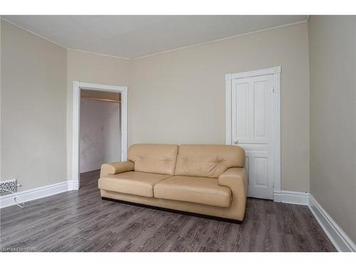 220 Albert Street, Stratford, ON - Indoor Photo Showing Living Room