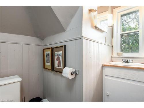 220 Albert Street, Stratford, ON - Indoor Photo Showing Bathroom