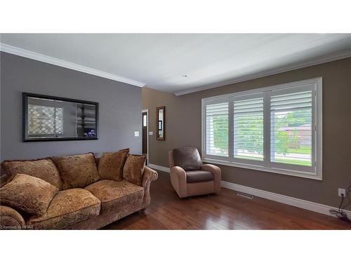 111 Market Street, Seaforth, ON - Indoor Photo Showing Living Room