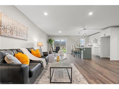 137 Victoria Avenue E, Crediton, ON - Indoor Photo Showing Living Room