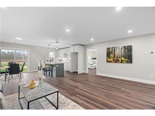 137 Victoria Avenue E, Crediton, ON - Indoor Photo Showing Living Room