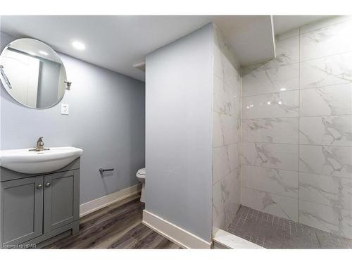 95 Country Hill Drive, Kitchener, ON - Indoor Photo Showing Bathroom