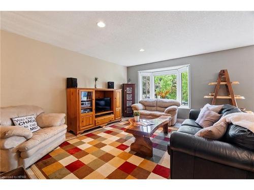 186 Rich Street, Goderich, ON - Indoor Photo Showing Living Room