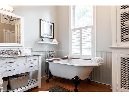 94 Hibernia Street, Stratford, ON - Indoor Photo Showing Bathroom