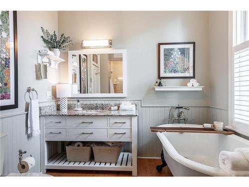 94 Hibernia Street, Stratford, ON - Indoor Photo Showing Bathroom