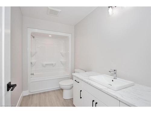 24 Nelson Street, Mitchell, ON - Indoor Photo Showing Bathroom