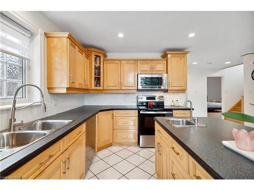 27 Classic Crescent, London, ON - Indoor Photo Showing Kitchen With Double Sink