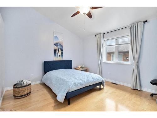 27 Classic Crescent, London, ON - Indoor Photo Showing Bedroom