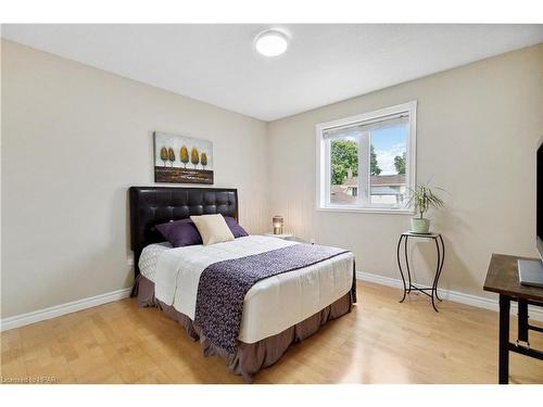 27 Classic Crescent, London, ON - Indoor Photo Showing Bedroom