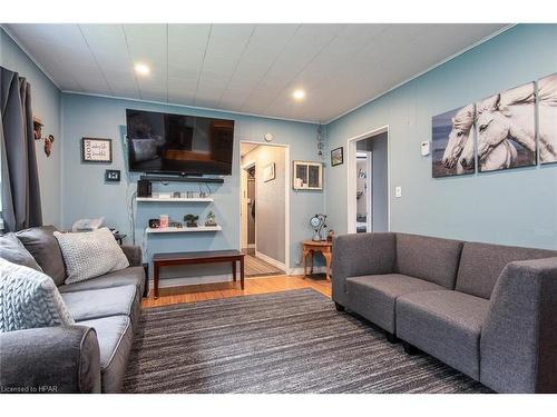 51 Dunlop Street, Clinton, ON - Indoor Photo Showing Living Room