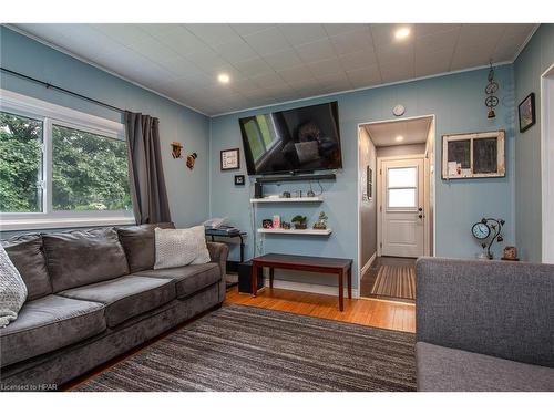 51 Dunlop Street, Clinton, ON - Indoor Photo Showing Living Room