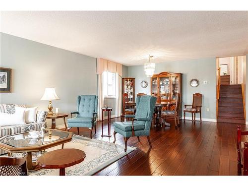 33 Mcqueen Court, Stratford, ON - Indoor Photo Showing Living Room