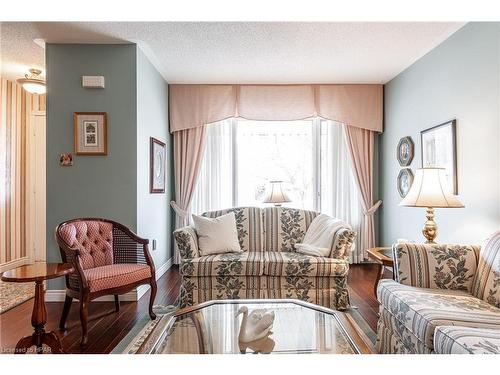 33 Mcqueen Court, Stratford, ON - Indoor Photo Showing Living Room