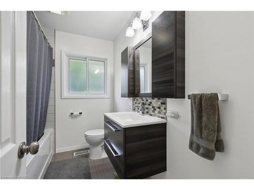 224 Irving Place, London, ON - Indoor Photo Showing Bathroom