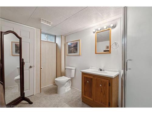 224 Irving Place, London, ON - Indoor Photo Showing Bathroom