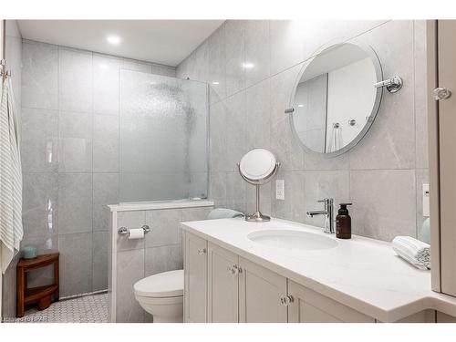 39 Gordon Street, Stratford, ON - Indoor Photo Showing Bathroom