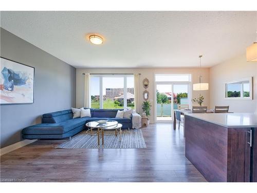 110-3025 Singleton Avenue, London, ON - Indoor Photo Showing Living Room