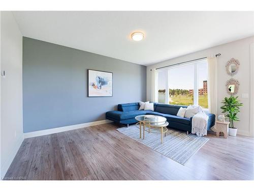 110-3025 Singleton Avenue, London, ON - Indoor Photo Showing Living Room