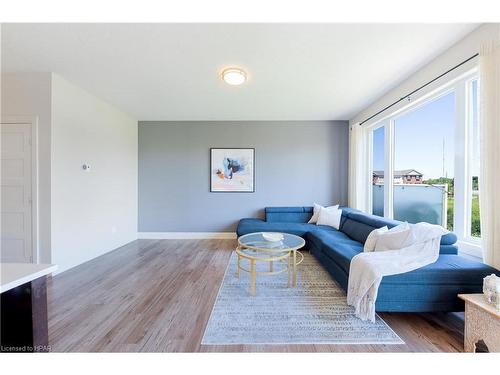 110-3025 Singleton Avenue, London, ON - Indoor Photo Showing Living Room