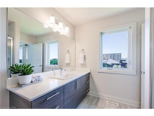 110-3025 Singleton Avenue, London, ON - Indoor Photo Showing Bathroom