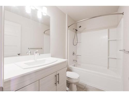 110-3025 Singleton Avenue, London, ON - Indoor Photo Showing Bathroom