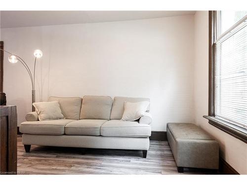 84 Mcnab Street, Stratford, ON - Indoor Photo Showing Living Room