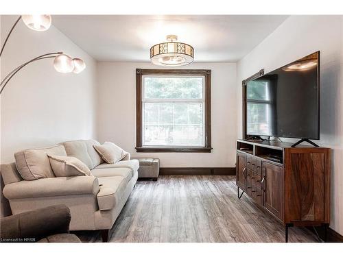 84 Mcnab Street, Stratford, ON - Indoor Photo Showing Living Room