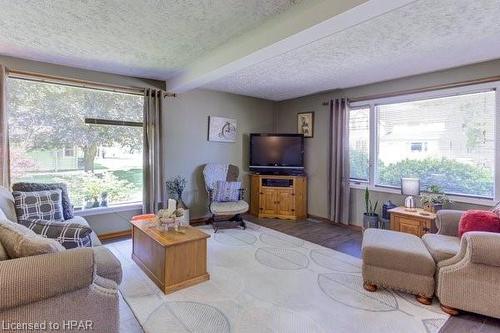 129 King Street N, Atwood, ON - Indoor Photo Showing Living Room