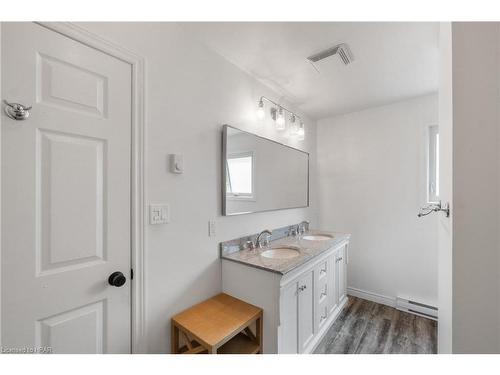 25 Stark Street, Bayfield, ON - Indoor Photo Showing Bathroom