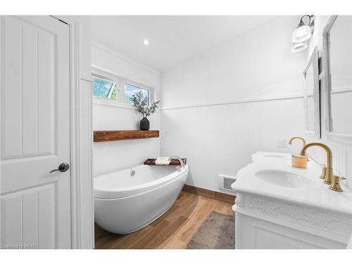 25 Stark Street, Bayfield, ON - Indoor Photo Showing Bathroom