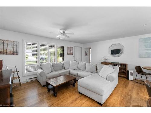 25 Stark Street, Bayfield, ON - Indoor Photo Showing Living Room